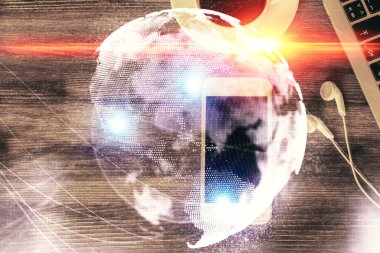 Masaüstü üzerinde telefon ile iş temalı hologramın çifte pozlandırılması. Üst Manzara. Mobil uluslararası ticaret bağlantısı kavramı.