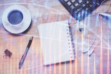 Forx grafik çizimi ve çalışma masası üst veiw çoklu pozlama. Mali analiz kavramı.