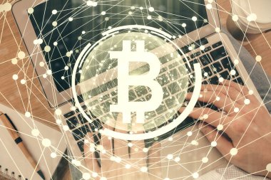 Erkeklerin ellerinin bilgisayar klavyesini ve şifreli para birimi temalı hologram çizimini yazarken çift pozlama. Üst Manzara. Engelleme zinciri kavramı.