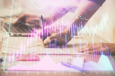 Bilgisayarda ve finansal grafik hologramında yazı yazan kadın ellerine çok maruz kalmış. Borsa analizi kavramı.