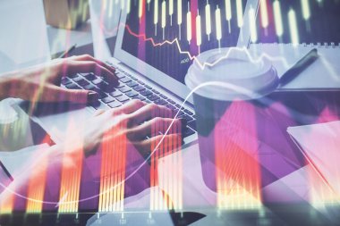 Bilgisayarda ve ön x grafik hologram çiziminde kadın eli yazarken çift pozlama. Borsa yatırım kavramı.