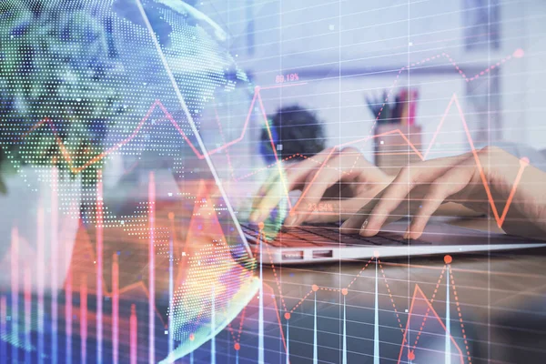 Doppelbelichtung von Frauenhänden beim Tippen auf Computer- und Forex-Diagramm-Hologrammzeichnung. Börseninvestitionskonzept. — Stockfoto