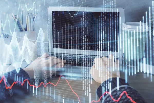 Doppia esposizione delle mani della donna che scrivono sul disegno dell'ologramma del grafico del forex e del computer. Concetto di investimento in borsa. — Foto Stock