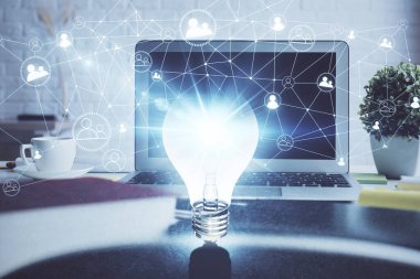 Bilgisayar ofisinde ampul simgesi hologramıyla birlikte. Çifte maruziyet. Fikir kavramı.