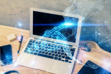 Bilgisayar, teknoloji temalı hologramla birlikte ofiste. Çoklu maruz kalma. Teknoloji kavramı.