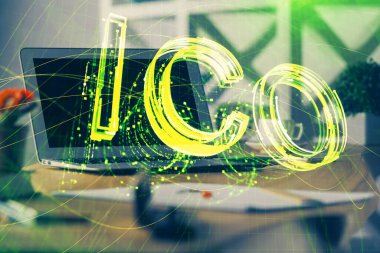 Blockchain temalı holograma ve bilgisayar arkaplanlı masaya çoklu maruz kalma. Bitcoin şifreleme para birimi kavramı.