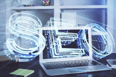 Bilgisayar ve seo çizim hologramı olan çok katmanlı bir tablo. Arama optimizasyon kavramı.