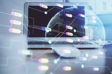 Bilgisayarlı ve dünya haritalı hologramlı çok katlı bir tablo. Uluslararası veri ağı kavramı.