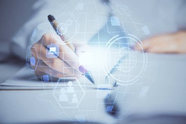 Sosyal ağ temalı hologram ellerin not almasından üstündür. Küresel uluslararası insan kavramı bağlanıyor. Çift pozlama