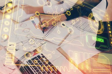 Veri teknolojisi hud 'u ile arka plana el yazıları yazan kadınların çifte pozu. Büyük veri kavramı.