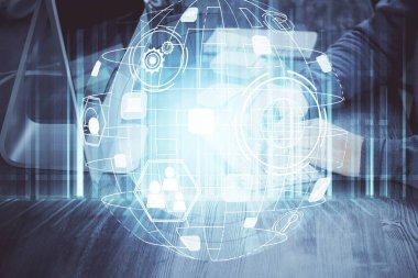 Sosyal ağ temalı hologramda iş adamı arka planda bilgisayar üzerinde çalışıyor. Dünya çapında ağ kavramı. Çoklu pozlama.