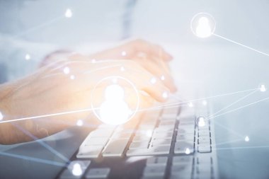 Sosyal ağ temalı hologramda iş adamı arka planda bilgisayar üzerinde çalışıyor. Çoklu pozlama.