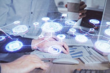 Sosyal ağ temalı hologramda iş adamı arka planda bilgisayar üzerinde çalışıyor. Çoklu pozlama.