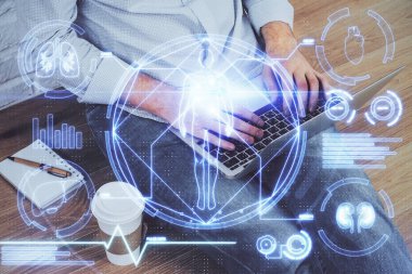 Bilim hologramı, arka planda bilgisayarla çalışan bir adam. Öğrenim anlayışı. Çift pozlama.