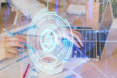 Veri temalı hologramın arka planda bilgisayar üzerinde çalışan bir adamla çoklu pozlandırılması. Yenilik kavramı.