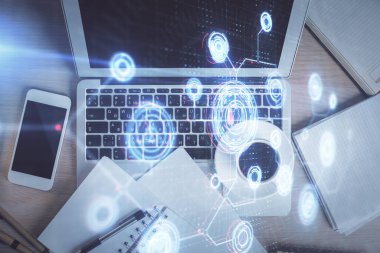 Bilgisayarla üst görünüm çalışma masası arka planında veri temasının çoklu pozlanması hologramı çiziyor. Teknoloji kavramı.