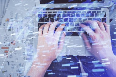 Erkeklerin ellerinin bilgisayar klavyesini ve veri temalı hologram çizimini yazarken çoklu pozlama. Üst Manzara. Teknoloji konsepti.