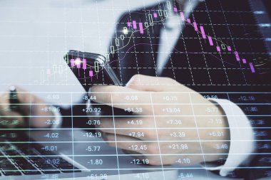 Erkeklerin el ele tutuşup dijital telefon ve forx grafik çizimleri kullanırken birden fazla pozlama. Finansal piyasa kavramı.