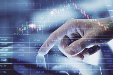 Erkeklerin el ele tutuşup dijital telefon ve forx grafik çizimleri kullanırken birden fazla pozlama. Finansal piyasa kavramı.