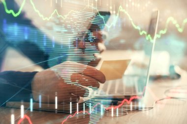 Bir adamın elini tutarken ve bir telefon ve finansal grafik çizimi kullanırken çift pozlama. Analiz kavramı.