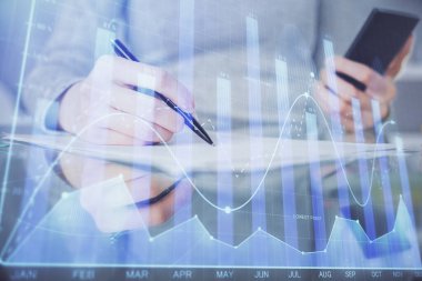 Ön x çizelgesine çift pozlama, hologram çizimi ve cep telefonu kullanan bir kadın. Finansal piyasa kavramı.