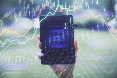 Ön x çizelgesine çift pozlama, hologram çizimi ve cep telefonu kullanan bir kadın. Finansal piyasa kavramı.