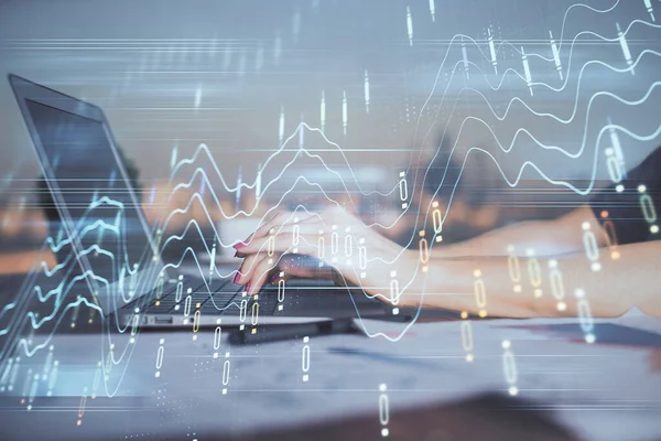 Doble exposición de las manos de la mujer de negocios escribiendo en la computadora y el dibujo del holograma gráfico de divisas. Concepto de análisis financiero. —  Fotos de Stock