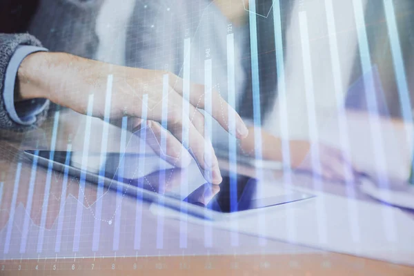 Doppelbelichtung von Forex-Diagrammen und Mann und Frau arbeiten zusammen, indem sie ein mobiles Gerät halten und verwenden. Handelskonzept. — Stockfoto