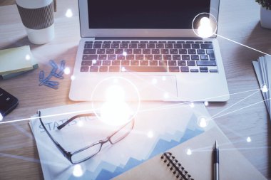 Sosyal ağ hologramıyla birlikte bilgisayar masaüstünde. Çifte maruziyet. Uluslararası insan ilişkileri kavramı.