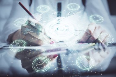 Sosyal ağ temalı hologram ellerin not almasından üstündür. Küresel uluslararası insan kavramı bağlanıyor. Çift pozlama
