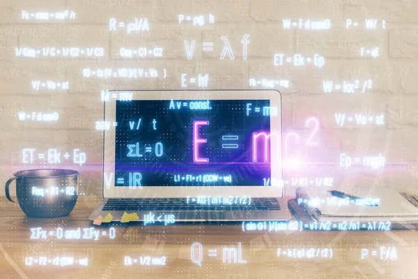 Asztali számítógép háttér és formula hologram írás. Dupla expozíció. Oktatási koncepció. — Stock Fotó