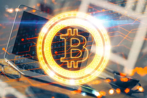 Blockchain temalı holograma ve bilgisayar arkaplanlı masaya çoklu maruz kalma. Bitcoin şifreleme para birimi kavramı.