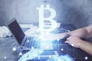 Arka planda bilgisayarla çalışan bir adamın olduğu engelleme temalı hologram. Kripto zinciri kavramı. Çift pozlama.