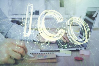 Arka planda bilgisayarla çalışan bir adamla engelleme temalı Hud. Kripto zinciri kavramı. Çift pozlama.