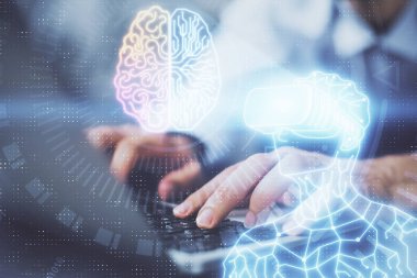 Arka planda bilgisayarla çalışan bir adamla AR hologramı. Gelişmiş gerçeklik kavramı. Çift pozlama.