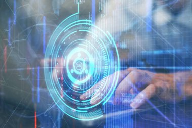 Veri temalı hologramın arka planda bilgisayar üzerinde çalışan bir adamla çoklu pozlandırılması. Yenilik kavramı.