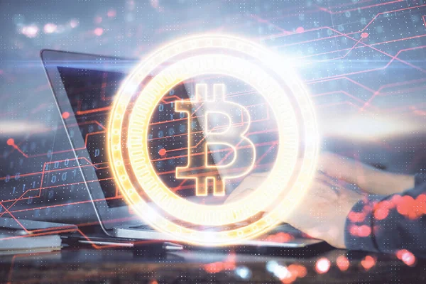 Arka planda bilgisayar üzerinde çalışan bir iş adamıyla engelleme temalı Hud. Kripto zinciri kavramı. Çift pozlama.