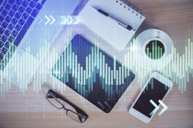 Forx grafik hologramının telefonlu masaüstü üzerinde çoklu pozlandırılması. Üst Manzara. Mobil ticaret platformu kavramı.