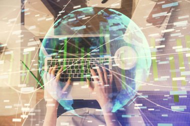 Bilgisayar ve finansal temalı hologram çizimleri üzerinde çalışan kadın elleri çift pozlama. Üst Manzara. İş konsepti.