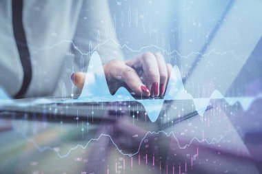İşkadını ellerinin bilgisayar ve finansal grafik hologramı çizimlerinde çifte pozlama. Borsa analizi kavramı.