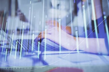 Bilgisayarda ve finansal grafik hologramında yazı yazan kadın ellerine çoklu maruz kalma. Borsa analizi kavramı.