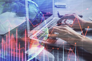 Bilgisayarda ve ön x grafik hologram çiziminde kadın eli yazarken çift pozlama. Borsa yatırım kavramı.