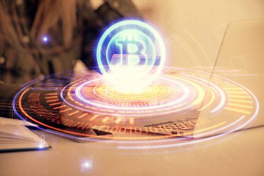 Elinde kredi kartı ve kripto temalı bir çizimle internetten kadın alışverişine çok maruz kalmış. E-ticaret engelleme kavramı.