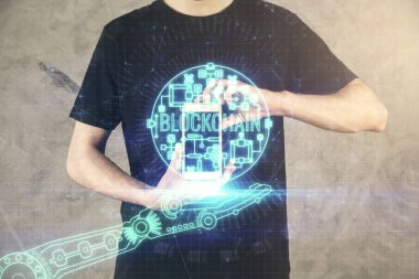 Erkeklerin el ele tutuşmalarının ve telefon ve kripto para birimi engelleme teması çiziminin iki kez görüntülenmesi.