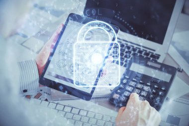 Erkeklerin el ele tutuşup dijital bir cihaz kullanırken ve kilit çizerken birden fazla pozlama. Güvenlik kavramı.