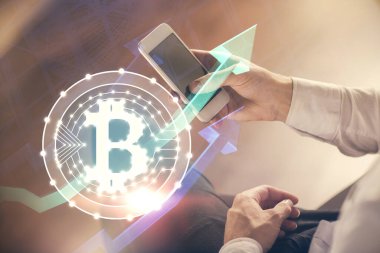 Erkeklerin el ele tutuşmalarının ve telefon ve kripto para birimi engelleme teması çiziminin iki kez görüntülenmesi.