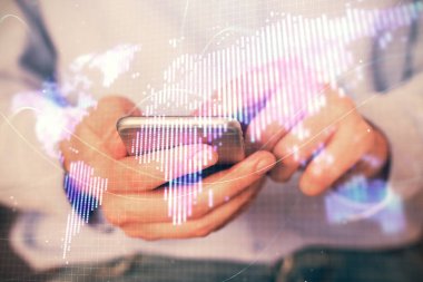 Erkeklerin el ele tutuşup telefon kullanırken ve uluslararası iş teması çizerken çift pozlama.