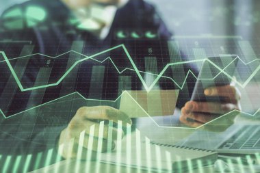 Bir adamın elini tutarken ve bir telefon ve finansal grafik çizimi kullanırken çift pozlama. Analiz kavramı.