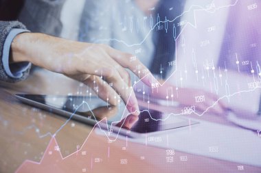 Önx grafik çizimine çifte maruz kalma ve kadın ve erkeğin birlikte çalışarak mobil bir cihaz kullanması. Ticaret konsepti.