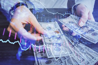 Finansal grafiğe çoklu pozlama hologram, Amerikan dolarları ve insan eli. Analiz kavramı.